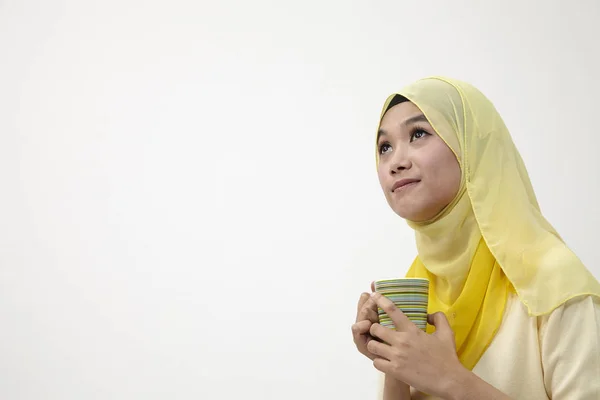 Maleis Vrouw Met Een Kopje Thee Ontspannen — Stockfoto