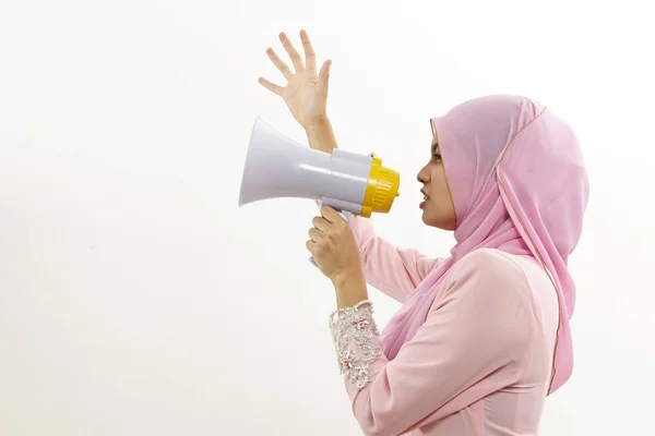 Малайська Жінка Розмовляючи Мегафоном Робить Публічне Оголошення Ізольованим Білому — стокове фото
