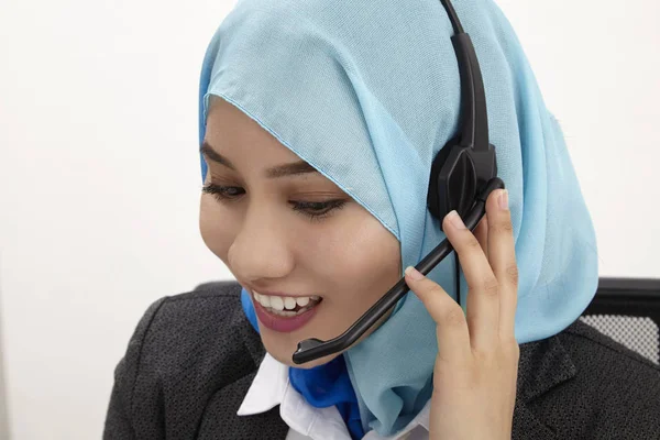 Malaiische Empfangsdame Mit Tudung Posiert Auf Weißem Hintergrund — Stockfoto