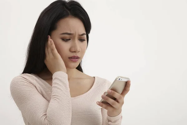 Mujer Sintiéndose Triste Viendo Teléfono Inteligente — Foto de Stock