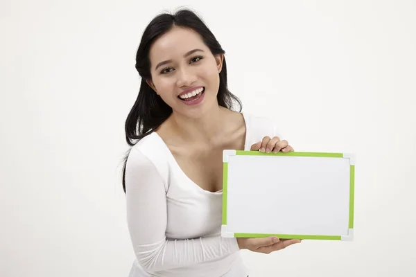 Mujer Malaya Sosteniendo Una Pizarra Blanca — Foto de Stock