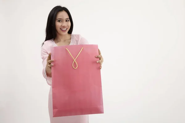 Malay Kvinna Med Baju Kurrung Shopping För Raya — Stockfoto