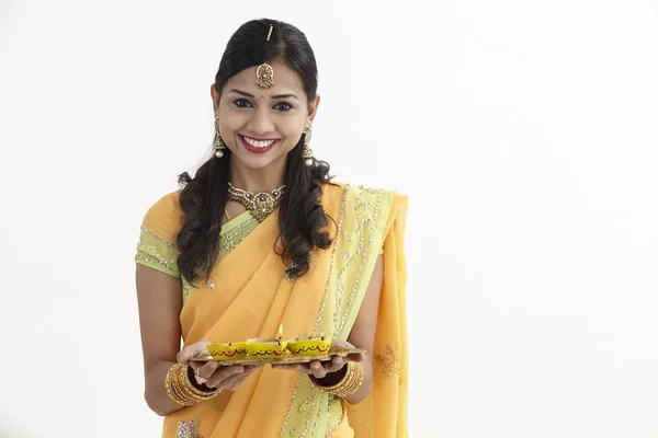 Индийская Женщина Гламурной Традиционной Одежде Подносом Дияш — стоковое фото