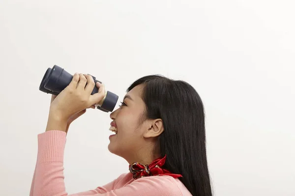 在白色背景上拿着双筒望远镜的亚洲妇女 — 图库照片