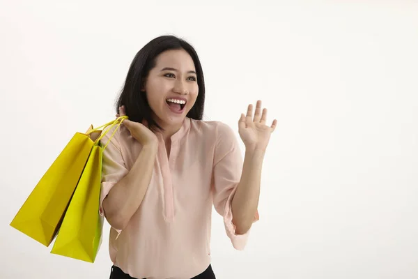 Frau Mit Einkaufstaschen Auf Weißem Hintergrund — Stockfoto