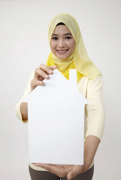 Maleis Vrouw Met Een Witte Huis Vormige Uitgesneden Van Papier — Stockfoto