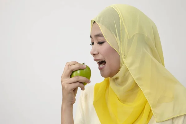 Mujer Malaya Sostiene Manzana Verde Casa Concepto Alimentación Saludable — Foto de Stock