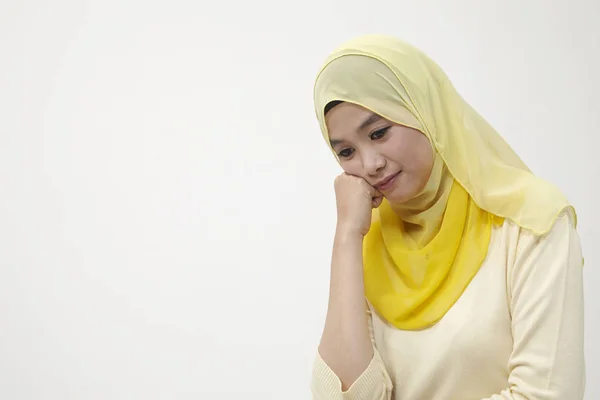 Pensando Mulher Malaia Olhando Para Cima Isolado Fundo Branco — Fotografia de Stock