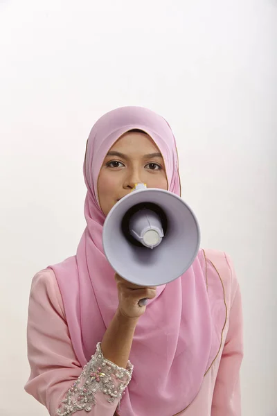 Mujer Malaya Hablando Megáfono Haciendo Anuncio Público Aislado Blanco — Foto de Stock