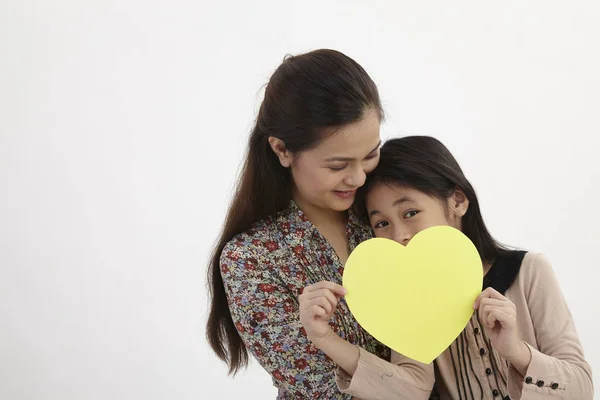 Matka Córka Trzymając Deskę Karta Kształt Żółte Serce Puste — Zdjęcie stockowe