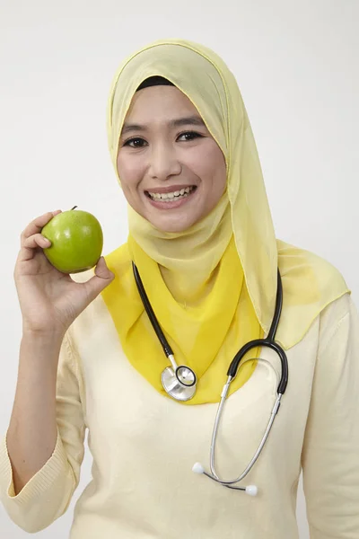 Médico Femenino Malayo Sosteniendo Manzana Verde —  Fotos de Stock