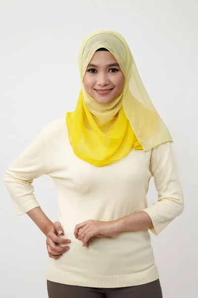 Mulher Malaia Com Tudung Fundo Branco — Fotografia de Stock