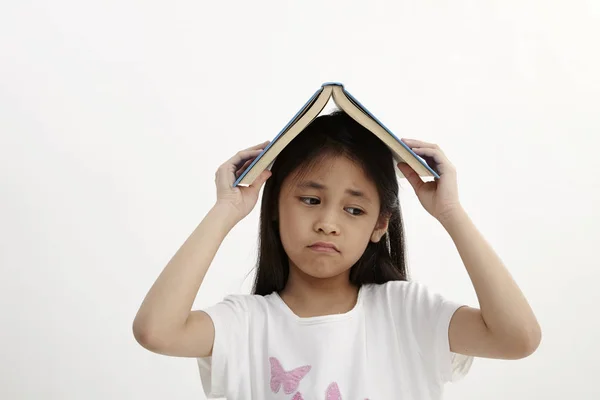 Aranyos Fiatal Lány Tartja Könyvet Fej — Stock Fotó