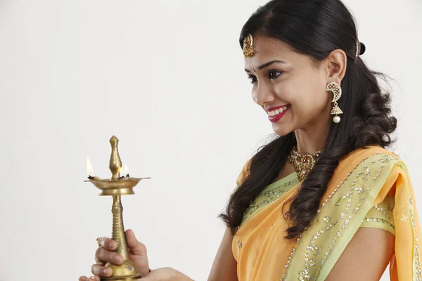伝統的なサリーの美しい若いインド人女性ドレス ディワリ オイル ランプ光 白い背景で隔離を保持 — ストック写真