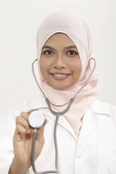白い背景の上のマレーの女性医師 — ストック写真