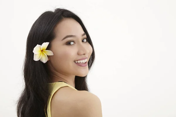 Malaiische Frau Mit Gelben Frangipani Blüten Ohr — Stockfoto