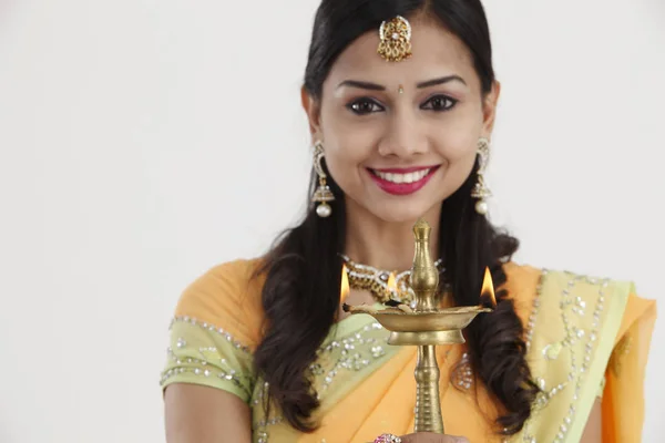 Hermosa Mujer India Joven Vestido Sari Tradicional Sosteniendo Una Lámpara —  Fotos de Stock