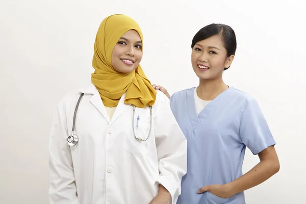 アジアの看護師と白い背景の上の医者 — ストック写真