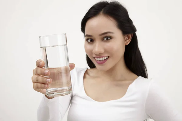 Mujer Malaya Sosteniendo Vaso Agua —  Fotos de Stock