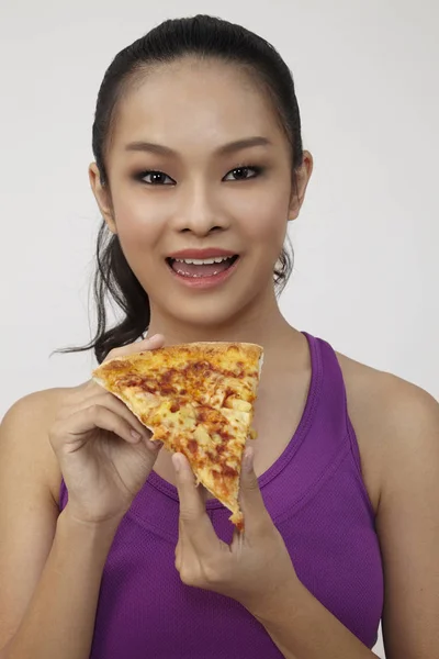 Mulher Chinesa Gosta Comer Pizza — Fotografia de Stock