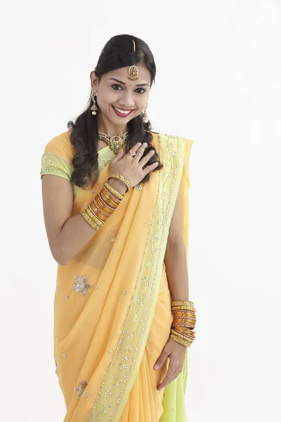 印度妇女在迷人的传统服装与欢迎标志 — 图库照片