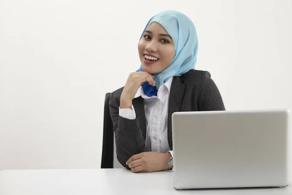 Recepcionista Malaya Con Tudung Posando Sobre Fondo Blanco — Foto de Stock