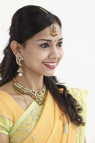 Bir güzel genç Hintli kadın sıcak dostu gülümsemek yüz portre kadar kapatın