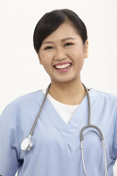 Kvinnlig Sjuksköterska Med Blå Uniform Den Vita Bakgrunden — Stockfoto