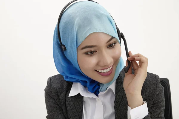 Malaiische Empfangsdame Mit Tudung Posiert Auf Weißem Hintergrund — Stockfoto