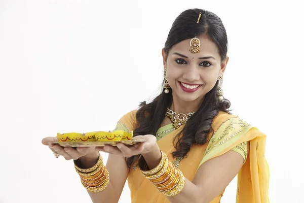 華やかな服の Diyas のトレイを持ってのインドの女性 — ストック写真