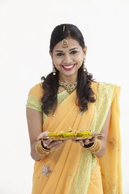 Hintli kadın diyas bir tepsi tutarak göz alıcı geleneksel giyim