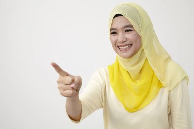 Genç kadını işaret ileri, portre, stüdyo vurdu  