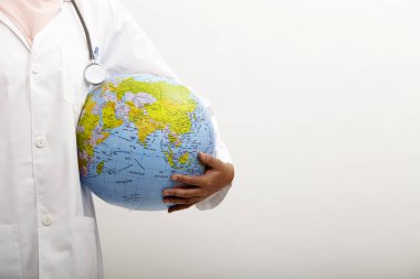 Beyaz arka plan üzerinde küre tutan malay kadın doktor