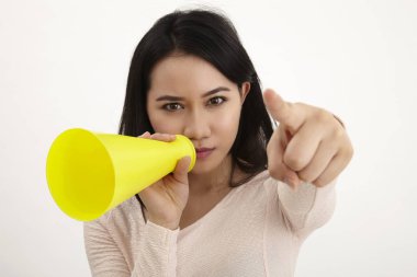 beyaz zemin üzerine sarı megafon kullanan malay kadın 