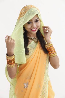 Geleneksel giyim kapak'eşarp ile Hint kadın