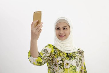 selfie yapma tudung giyen malay kadın