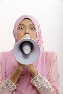 beyaz izole bir açıklama yapma bir megafon içine malay bilen bir kadın