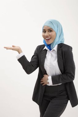 malay işkadını sunum yapıyor