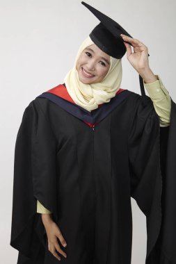  Gri izole kolej mutlu genç kadın