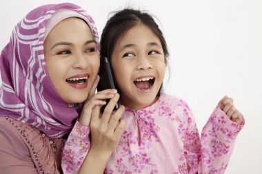 Portre, heyecanlı kız ve annenin cep telefonu dinleme