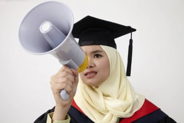 mezun öğrenci megafon ile bağırarak