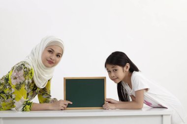 mothher ve kızı holding küçük yazı tahtası