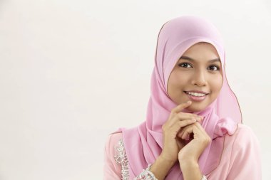 Kameraya bakarak tudung Malay kadınla