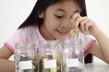 küçük paralar ile üç kaydetme kavanoz