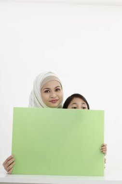 Anne ve kızı afişini holding