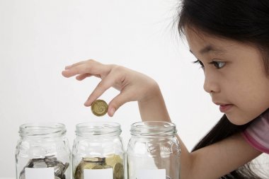 küçük paralar ile üç kaydetme kavanoz