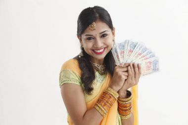 Singapur para tutan sari Hintli kadın  