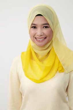 tudung beyaz zemin üzerine Malay kadınla