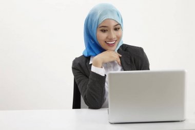Beyaz arka plan üzerinde poz tudung giyen malay resepsiyonist 