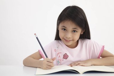 küçük kız yazma ödevi